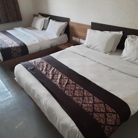 Meridian Hotel & Banquet Сурат Екстер'єр фото