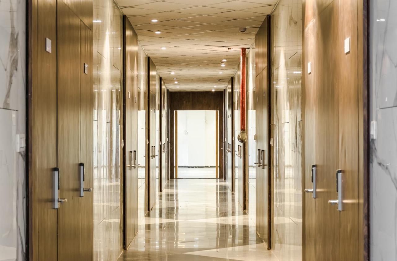 Meridian Hotel & Banquet Сурат Екстер'єр фото