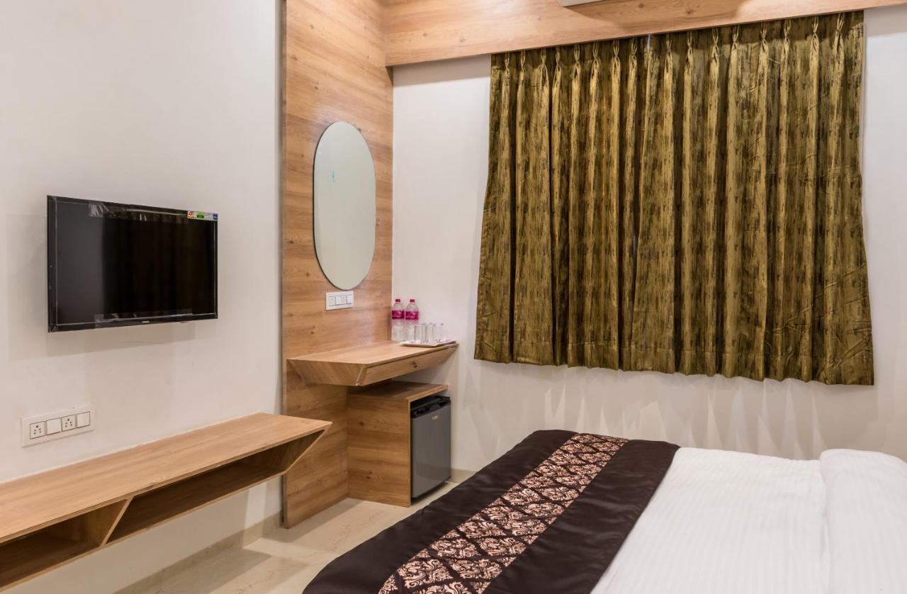 Meridian Hotel & Banquet Сурат Екстер'єр фото