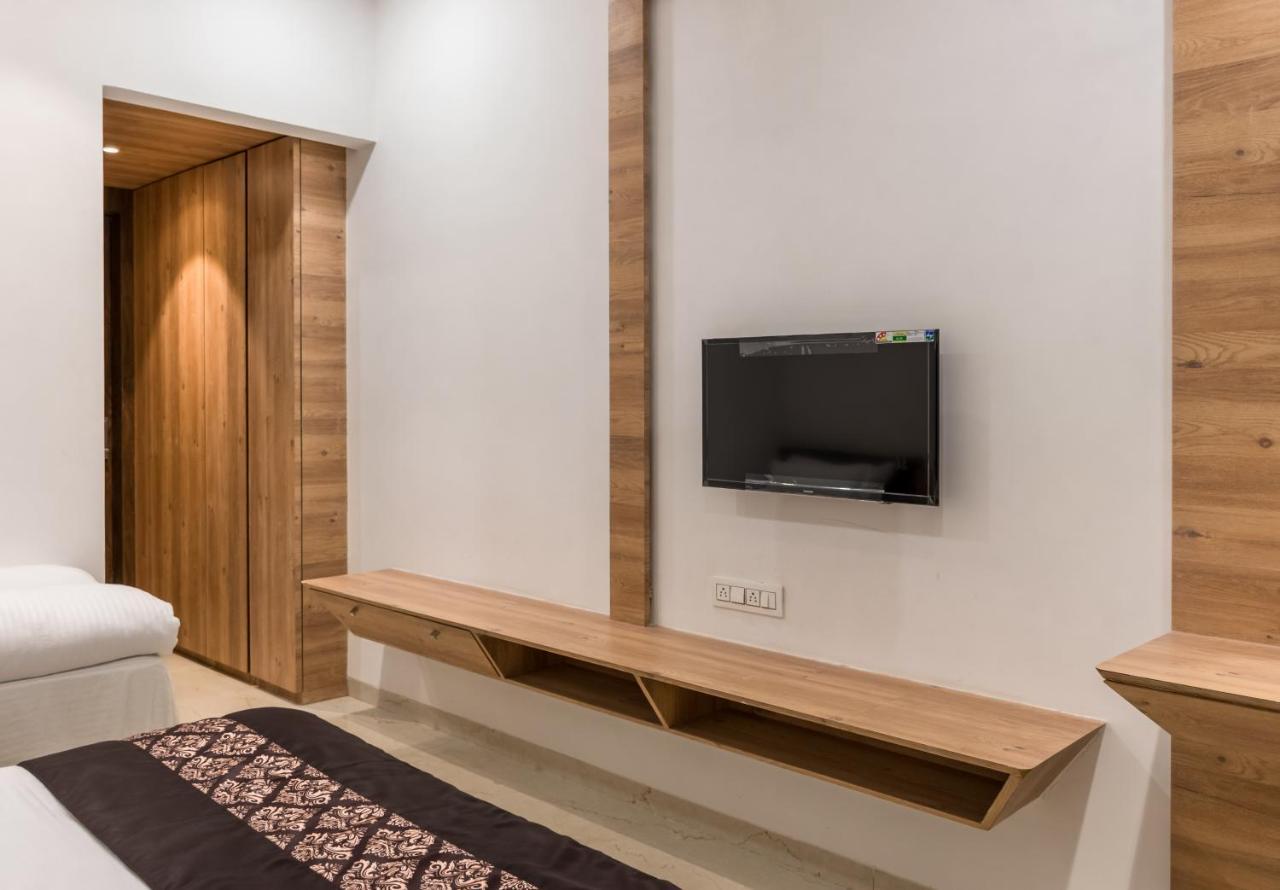 Meridian Hotel & Banquet Сурат Екстер'єр фото