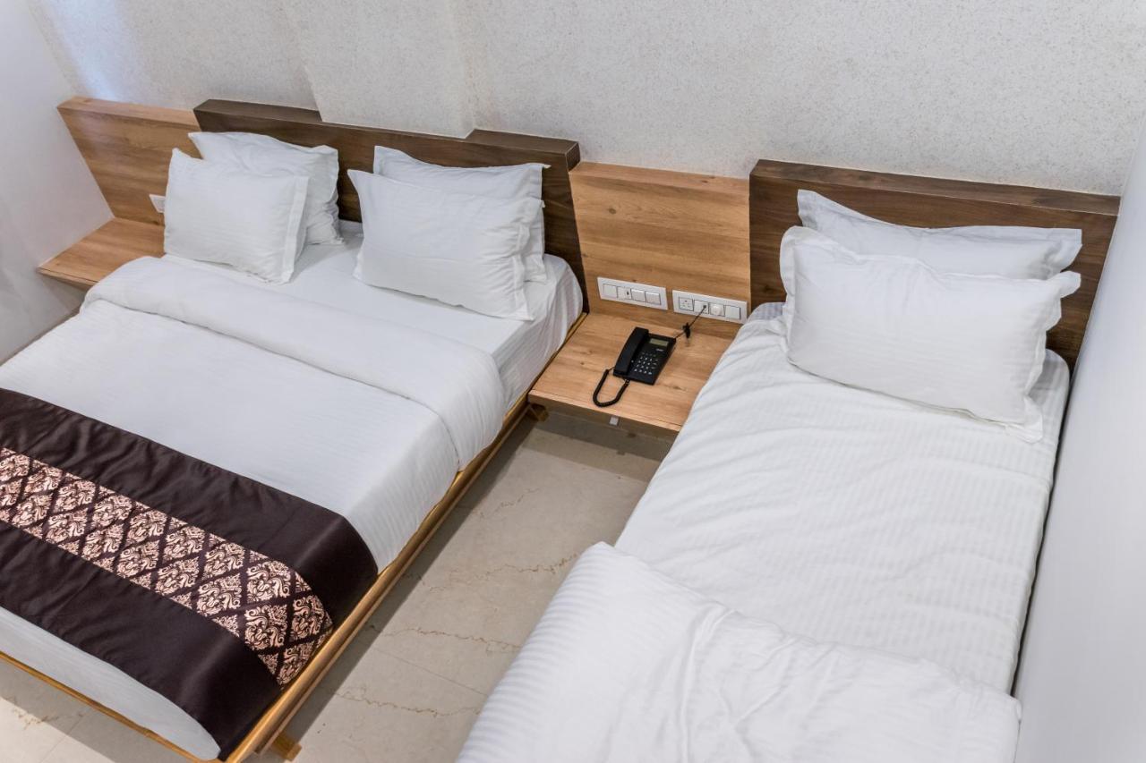 Meridian Hotel & Banquet Сурат Екстер'єр фото