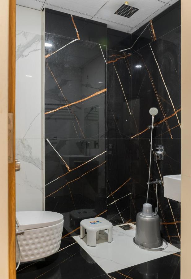 Meridian Hotel & Banquet Сурат Екстер'єр фото