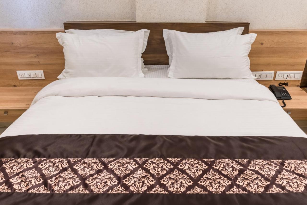 Meridian Hotel & Banquet Сурат Екстер'єр фото