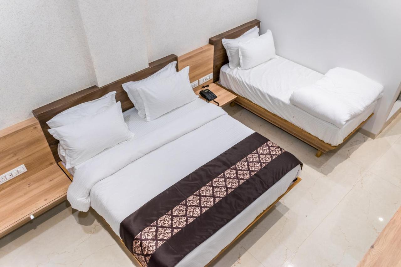 Meridian Hotel & Banquet Сурат Екстер'єр фото