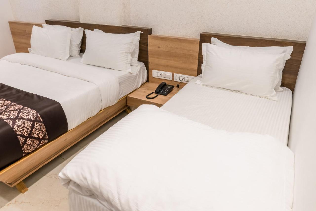 Meridian Hotel & Banquet Сурат Екстер'єр фото
