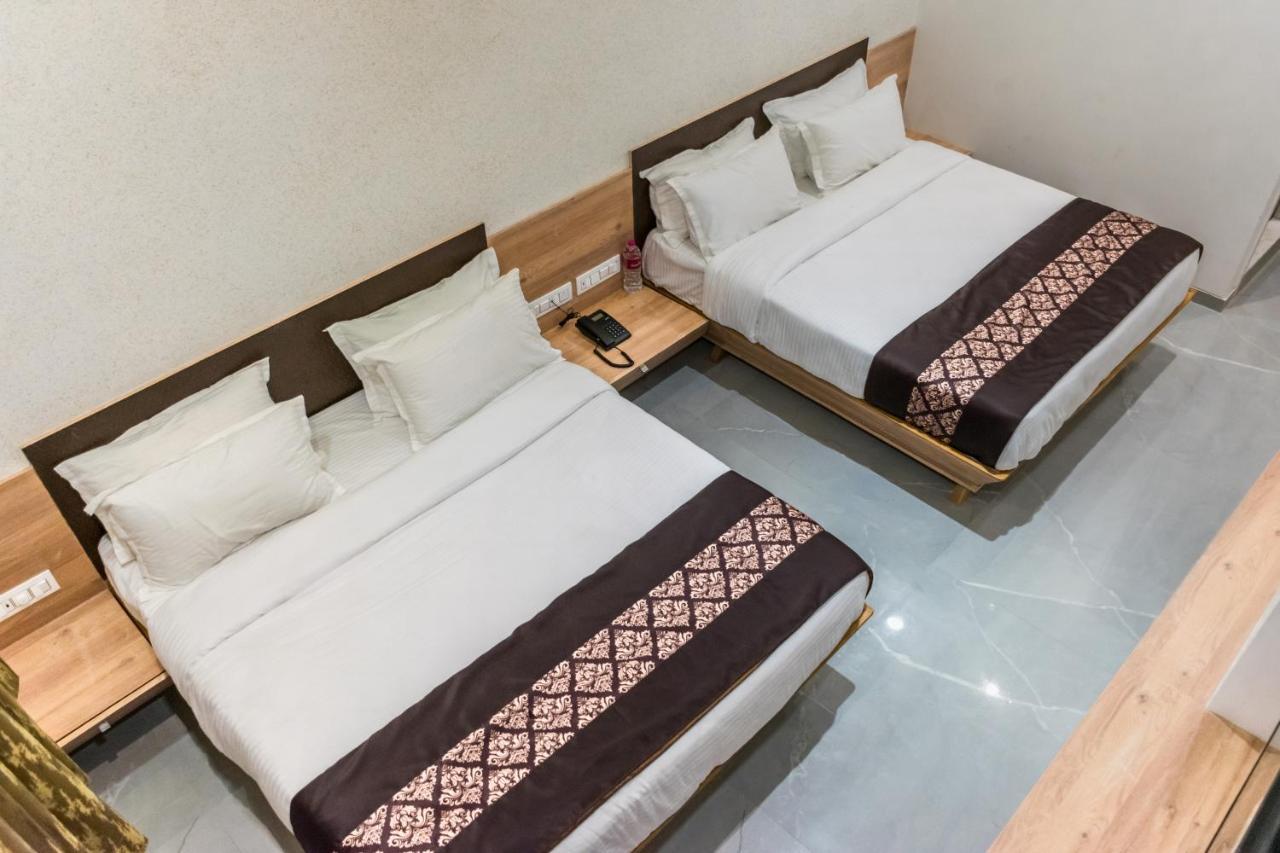 Meridian Hotel & Banquet Сурат Екстер'єр фото