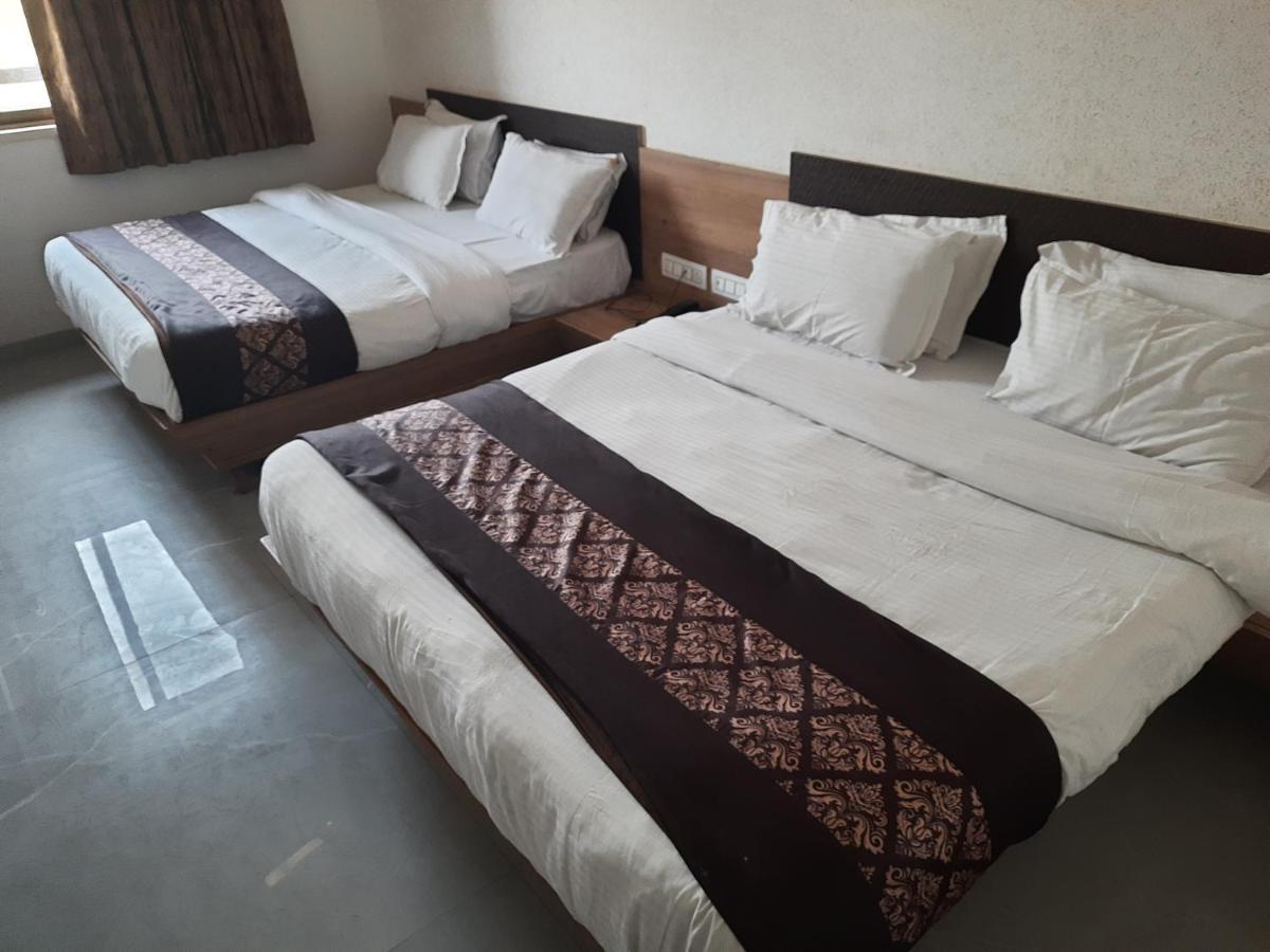 Meridian Hotel & Banquet Сурат Екстер'єр фото