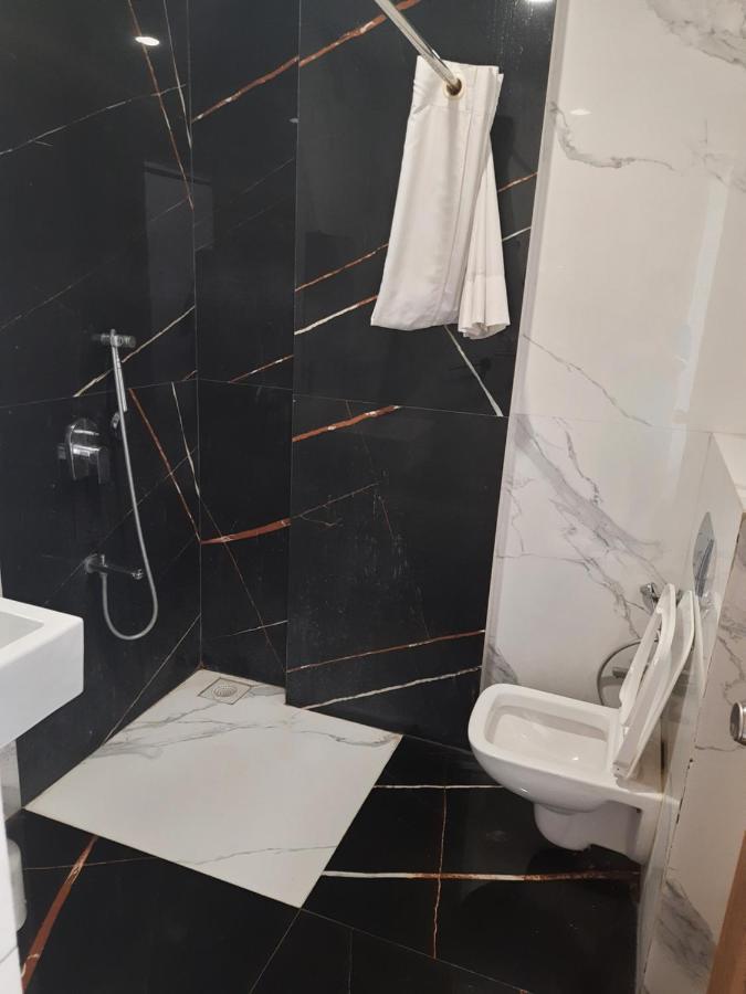 Meridian Hotel & Banquet Сурат Екстер'єр фото